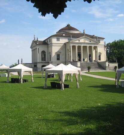 Elegante Faltpavillons stehen vor dem Rathaus im Garten.