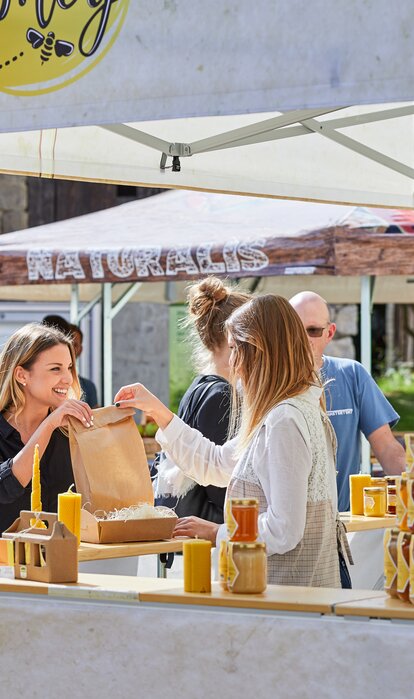 Gazebo da mercato square 3x3 m con tetto piatto e pareti a mezza altezza con bancone per la vendita di miele. Gazebo completamente personalizzato con foto con stampa sublimatica a tema miele e api e logo. 