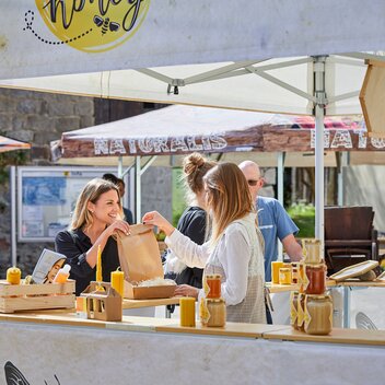 Gazebo da mercato square 3x3 m con tetto piatto e pareti a mezza altezza con bancone per la vendita di miele. Gazebo completamente personalizzato con foto con stampa sublimatica a tema miele e api e logo. 