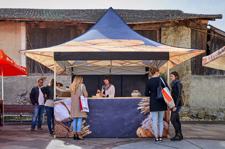 Folding gazebo 3x3 for markets customised with sublimation printing for bakery. Gazebo with closed side walls, side wall with door and half-height side wall with sales counter. Gazebo with awning to protect from rain. 