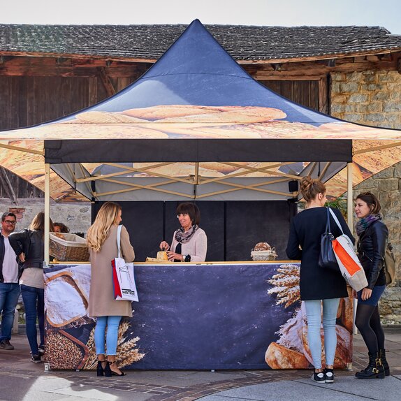 Folding gazebo 3x3 for markets customised with sublimation printing for bakery. Gazebo with closed side walls, side wall with door and half-height side wall with sales counter. Gazebo with awning to protect from rain. 