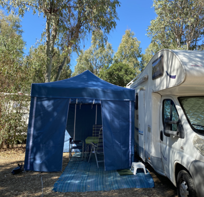 Blaues Campingzelt mit blauen Seitenwänden dient als Wohnwagen Vorzelt.