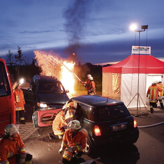 Rot-weißes Sanitätszelt bei einem Einsatz der Feuerwehr zur Überdachung der Verletzten.