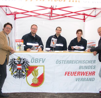 Weißes Faltzelt für den österreichischen Bundesfeuerwehrverband als Informationsstand.