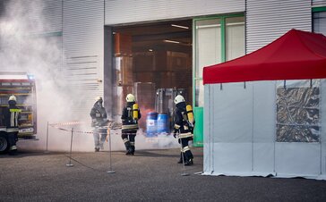 Rettungs-Faltpavillon mit rotem Dach, weißen Seitenwänden mit Tür, Fenster und Moskitonetz - Feuerwehr