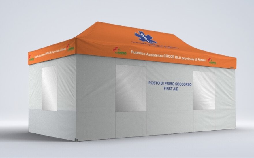 Das weiße Rettungszelt 6x3m von Mastertent hat ein orangen Dach und ist mit Logo und Aufschrift des Blauen Kreuzes bedruckt. 