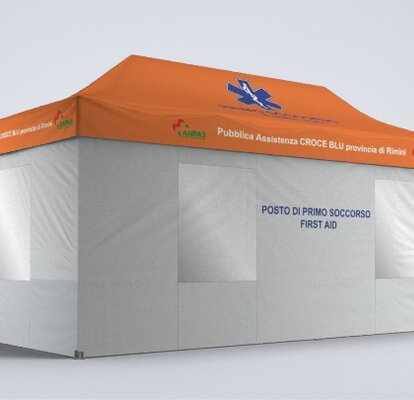 Das weiße Rettungszelt 6x3m von Mastertent hat ein orangen Dach und ist mit Logo und Aufschrift des Blauen Kreuzes bedruckt. 