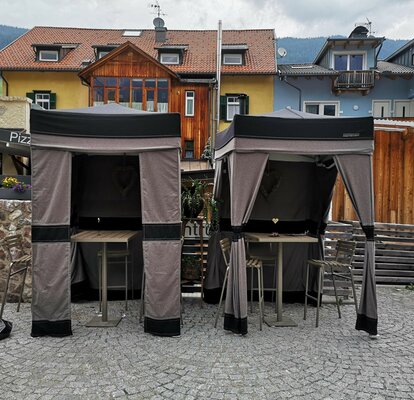 Piccolo gazebo pieghevole 1,5x1,5 con pareti laterali. Il gazebo ha una copertura nel tradizionale tessuto altoatesino Loden e serve per l'area esterna di un locale bar 