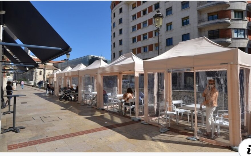 Elegante gazebo pieghevole 3x1,5 beige con struttura beige e pareti laterali in PVC trasparente per area esterna ristorante in una vietta 