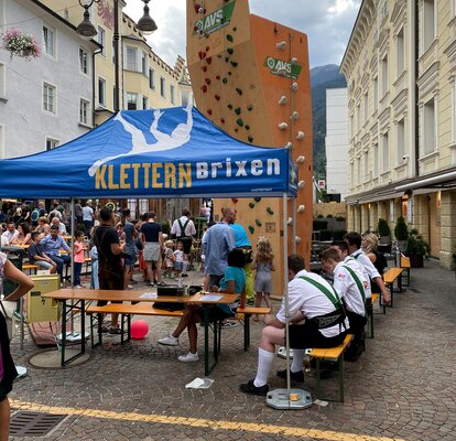 Gazebo pieghevole pubblicitario blu 3x1,5 personalizzato con logo Klettern Brixen utilizzato per manifestazione sportiva in città