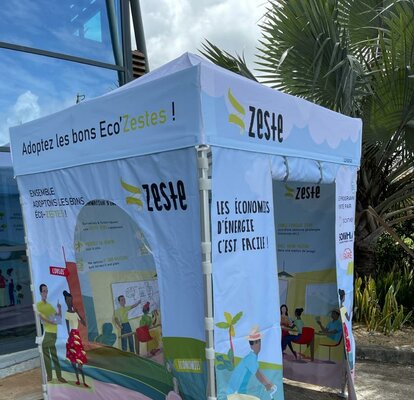 Gazebo pieghevole 2x2 m bianco personalizzato con stampa sublimatica e pareti laterali con porta e finestre