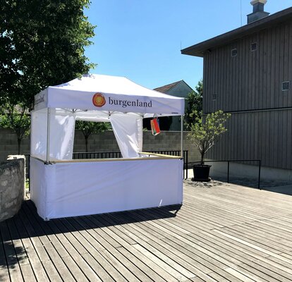 gazebo 3x2 bianco personalizzato con logo con pareti laterali bianche a mezza altezza con bancone e parete laterale con porta