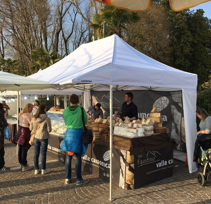 Gazebo 3x2 bianco con tettoia per mercati per vendita formaggi