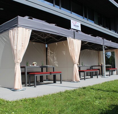 Gazebo 3x2 dehor per esterno ristorazione ecru e grigio con pareti laterali, eleganti tende copripalo drappeggiate e sfiati per il fumo