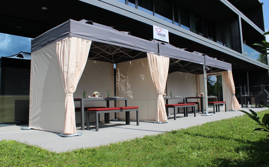 Gazebo 3x2 dehor per esterno ristorazione ecru e grigio con pareti laterali, eleganti tende copripalo drappeggiate e sfiati per il fumo