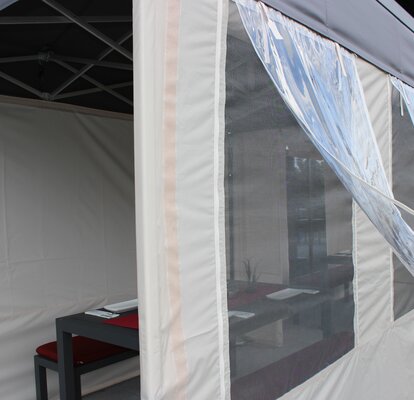 Gazebo 3x2 grigio con pareti laterali ecru con finestre in PVC e zanzariera