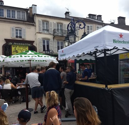 Gazebo 3x2 Heineken bianco con frontalino ondulato e pareti laterali nere a mezza altezza con bancone e struttura nera