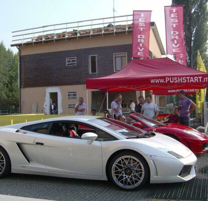 Gazebo 3x2 rosso racing personalizzato con logo bianco e bandiere