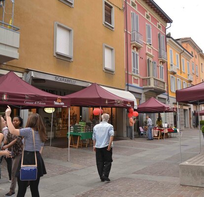 Gazebo esterni 3x3m colore bordeaux per le vie del centro del Comune di Palermo alle entrate dei negozi come copertura da sole vento e pioggia per commercianti e aree esterne di negozi personalizzati con logo