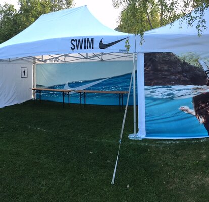 Gazebo pieghevole 4,5x3 m bianco con parete personalizzata e logo per Nike Swim negli USA.