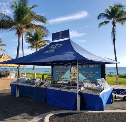 Gazebo 4,5x3m blu con tettoia, parete laterale e banner personalizzato per catturare l'attenzione anche da distante.