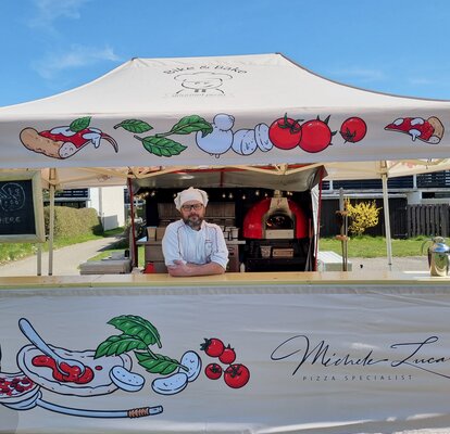 Gazebo pieghevole 4,5x3 m ecru personalizzato con stampa e parete laterale a mezza altezza con banconeper street-food pizza italiano. 