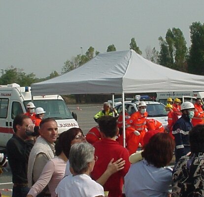 La Croce Rossa ha un riparo sicuro e veloce da montare grazie al nostro gazebo 4,5x3 m bianco.