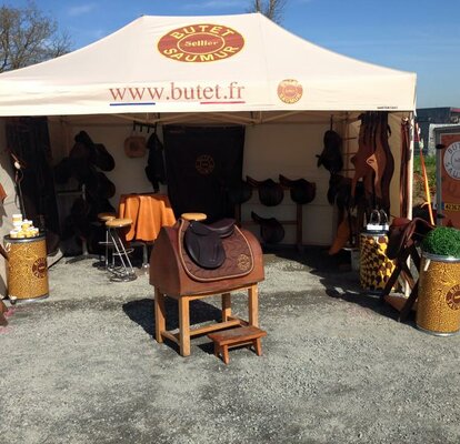 Gazebo 4,5x3m ecru personalizzato con logo e pareti laterali chiuse per selleria francese artigianale Butet.