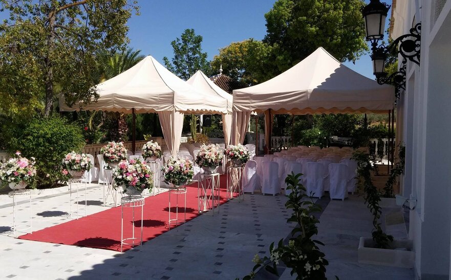 Set di gazebo Kit Royal 4,5x3 m ecru per matrimonio con frontalino ondulato e tende copripalo.