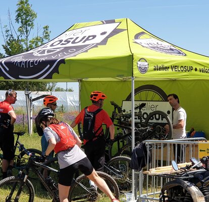 Gazebo pieghevole 4,5x3m verde lime personalizzato con logo e parete lateale chiusa per Atelier VéloSup