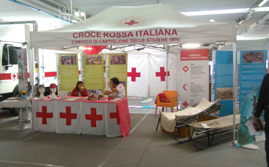 Gazebo pieghevole 4,5x3m bianco personalizzato con logo per stand fiera Croce Rossa Italiana.