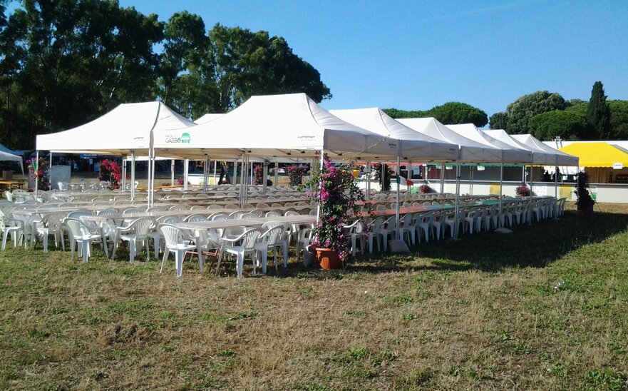 Set di gazebo pieghevoli 4,5x3m ecru in sistema modulare per grande ricevimento. 