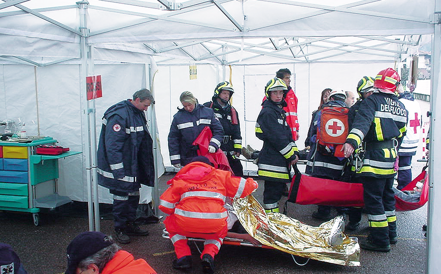 Il gazebo pieghevole 4,5x3m bianco è estremamente versatile, utilizzato come riparo anche dalla Croce Rossa.