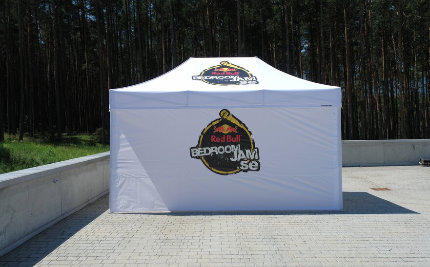 Gazebo pieghevole 4,5x3m bianco con parete laterale chiusa personalizzato con logo per evento Bedroom Jam firmato Redbull