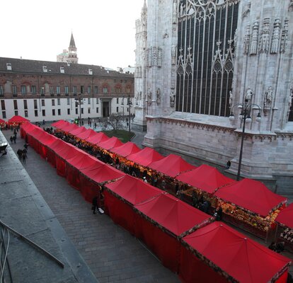 Una serie dei nostri gazebo 4,5x3 m rossi con tettoia e pareti a mezza altezza anima ogni inverno la città di Milano