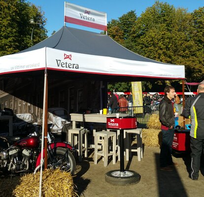 Gazebo promozionale 4,5x3 m per stand all'aperto Vetera nero e bianco personalizzato con logo, banner e parete laterale intera stampata. 