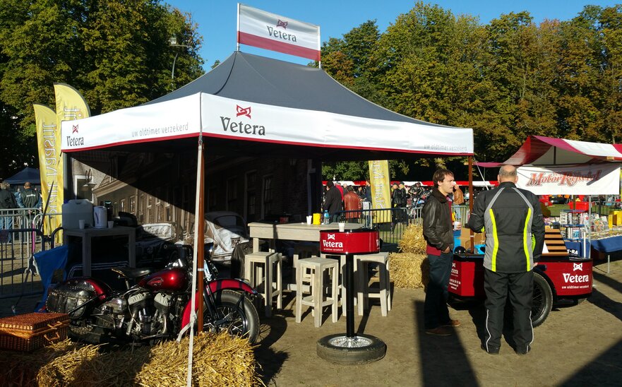 Gazebo promozionale 4,5x3 m per stand all'aperto Vetera nero e bianco personalizzato con logo, banner e parete laterale intera stampata. 