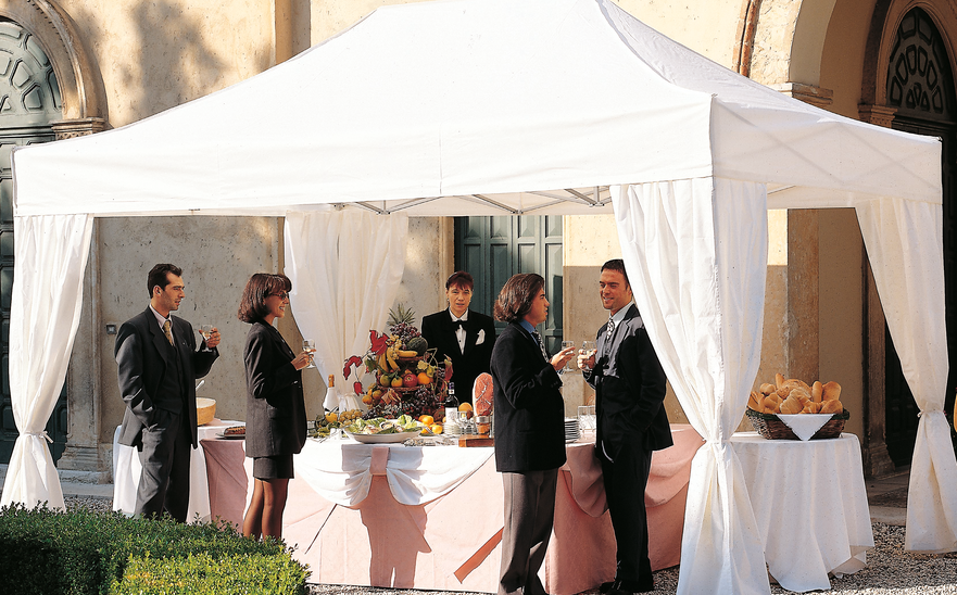 Elegante gazebo 4,5x3m bianco con tende copripalo per ricevimento formale.