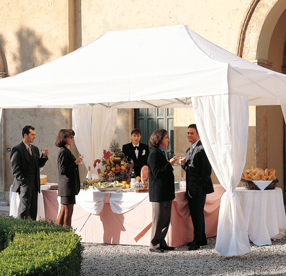 Elegante gazebo 4,5x3m bianco con tende copripalo per ricevimento formale.