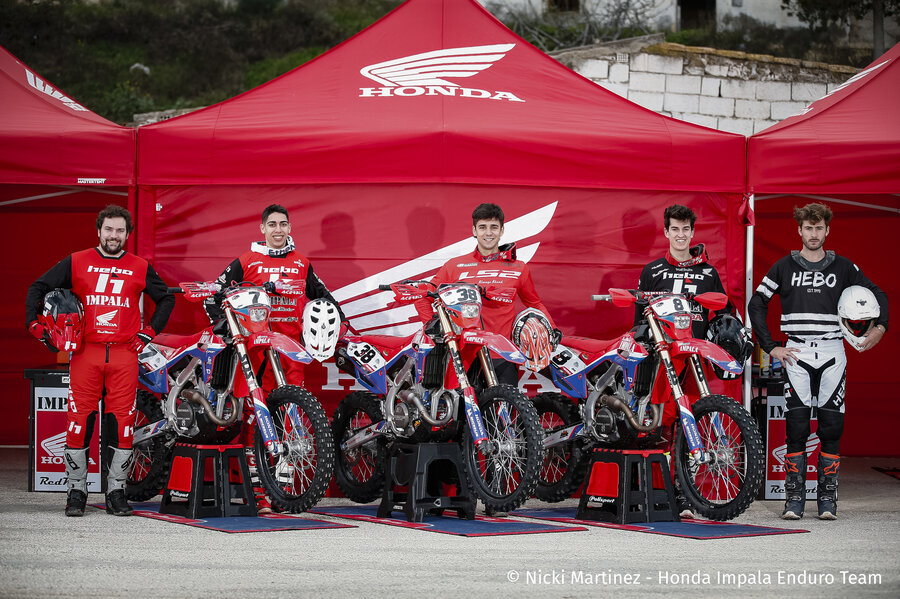 Gazebo rosso 4x4 m con pareti laterali. Personalizzato con logo bianco Honda per promozione team motocross