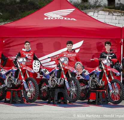 Gazebo rosso 4x4 m con pareti laterali. Personalizzato con logo bianco Honda per promozione team motocross