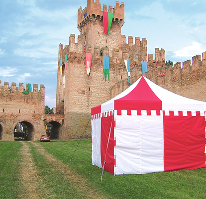 Gazebo 4x4 personalizzato bianco e rosso con pareti laterali nel cortile di un castello medievale