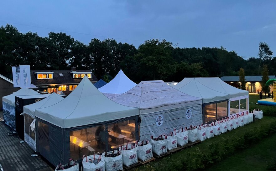 Set di gazebo esterni chiusi con pareti laterali diverse dimensioni, colori e personalizzazioni con stampa per festival cittadino e sagra di notte con luci 