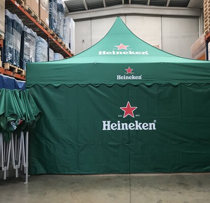 Gazebo pieghevole pubblicitario 5x5 m  verde con tetto a Pagoda con pareti laterali pareti laterali personalizzate con logo Heineken e frontalino ondulato