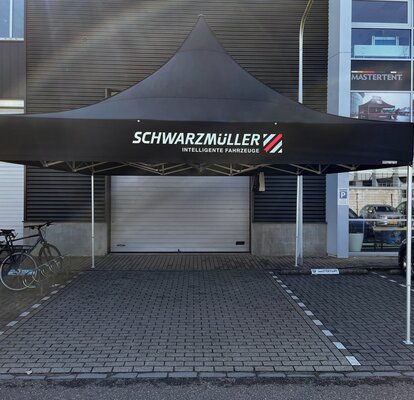 Gazebo pieghevole pubblicitario 5x5 m nero con tetto a Pagoda personalizzato con logo Schwarzmüller