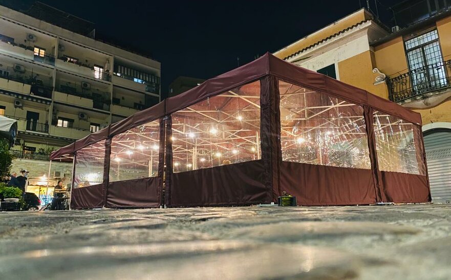 Gazebo esterno chiusi con pareti laterali per piazze, hotel, locali, bar e ristoranti. Colore ecru con luci led e riscaldatore infrarossi per riscaldare gazebo esterno chiuso con teli laterali.