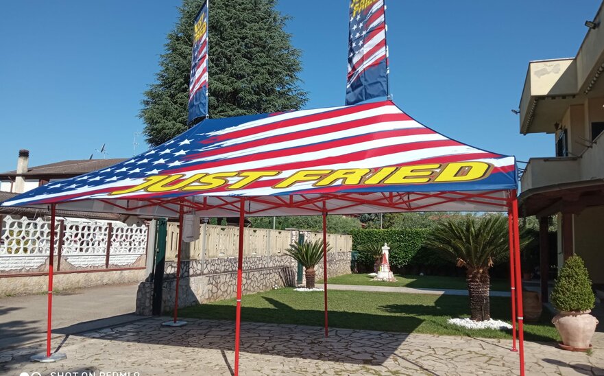 Gazebo pieghevole 6x3 personalizzato con struttura rossa e stampa sublimatica bandiera USA e tettoia per street food "Just Fried"