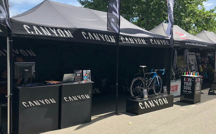 Gazebo per fiera 6x3m nero Canyon per vendita biciclette personalizzato con logo e pareti laterali e bandiere