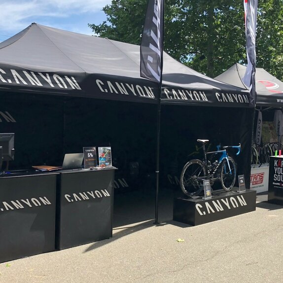 Gazebo per fiera 6x3m nero Canyon per vendita biciclette personalizzato con logo e pareti laterali e bandiere