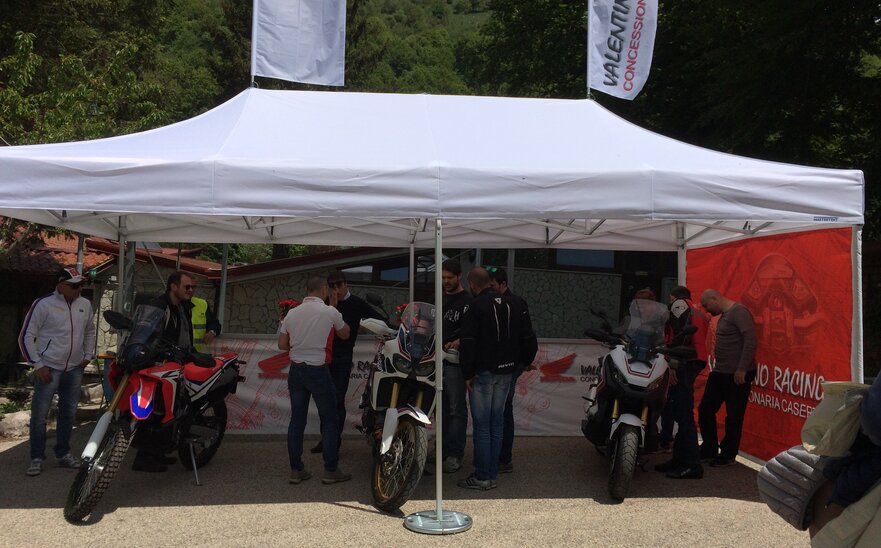 Gazebo pieghevole bianco 6x3m con parete laterale e bandiere personalizzate Valentino racing - Mastertent